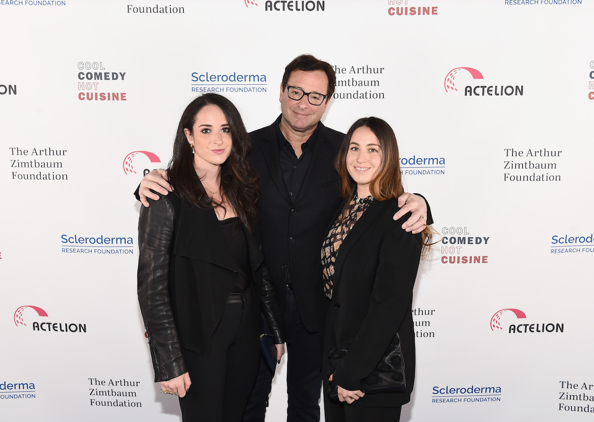 Lara Saget, Bob Saget et Aubrey Saget sourient et posent ensemble lors d'un événement.