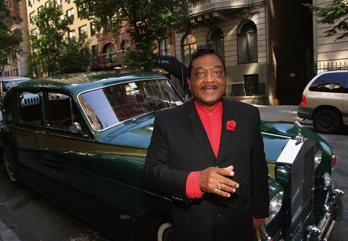 Le révérend Ike devant une voiture