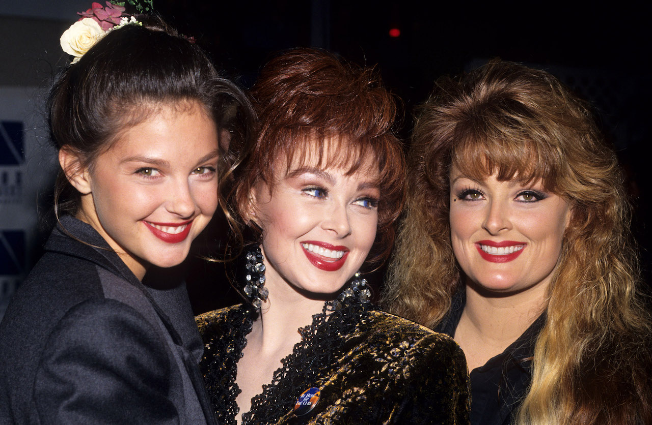 (LR) Ashley, Naomi et Wynonna Judd, toutes en noir, posant ensemble pour une photo.