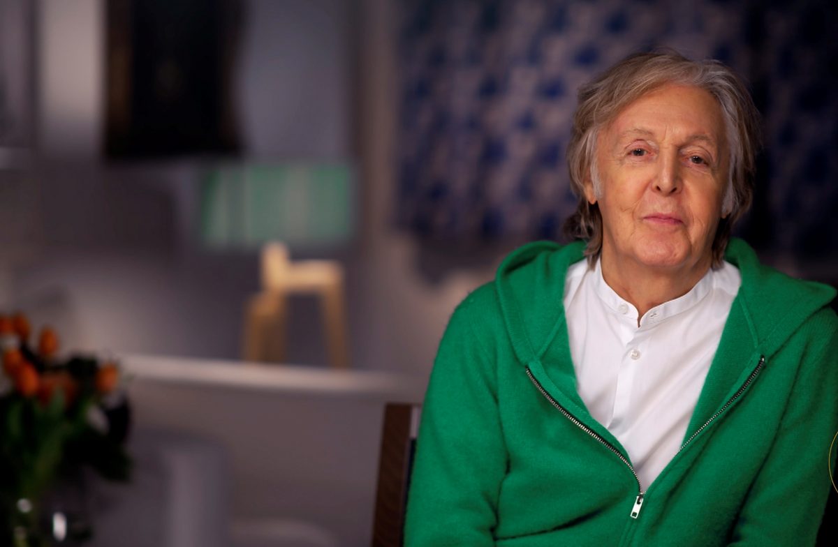 Capture d'écran de Paul McCartney, qui possède des maisons dans le monde entier, faisant une interview virtuelle sur