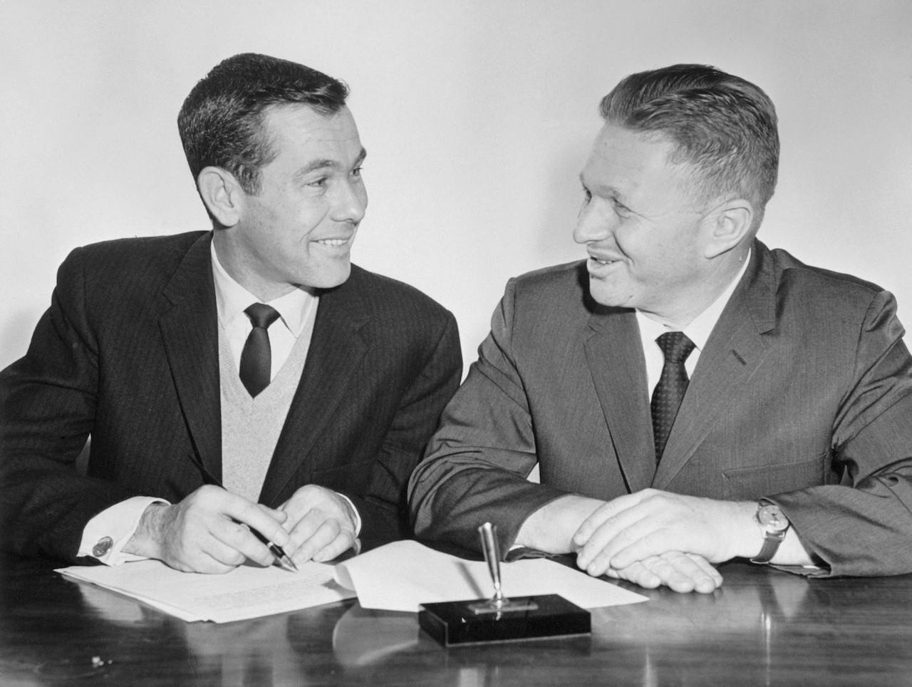 Johnny Carson (g) signe son nouveau contrat avec la National Broadcasting Company pour « The Tonight Show, Starring Johnny Carson »,