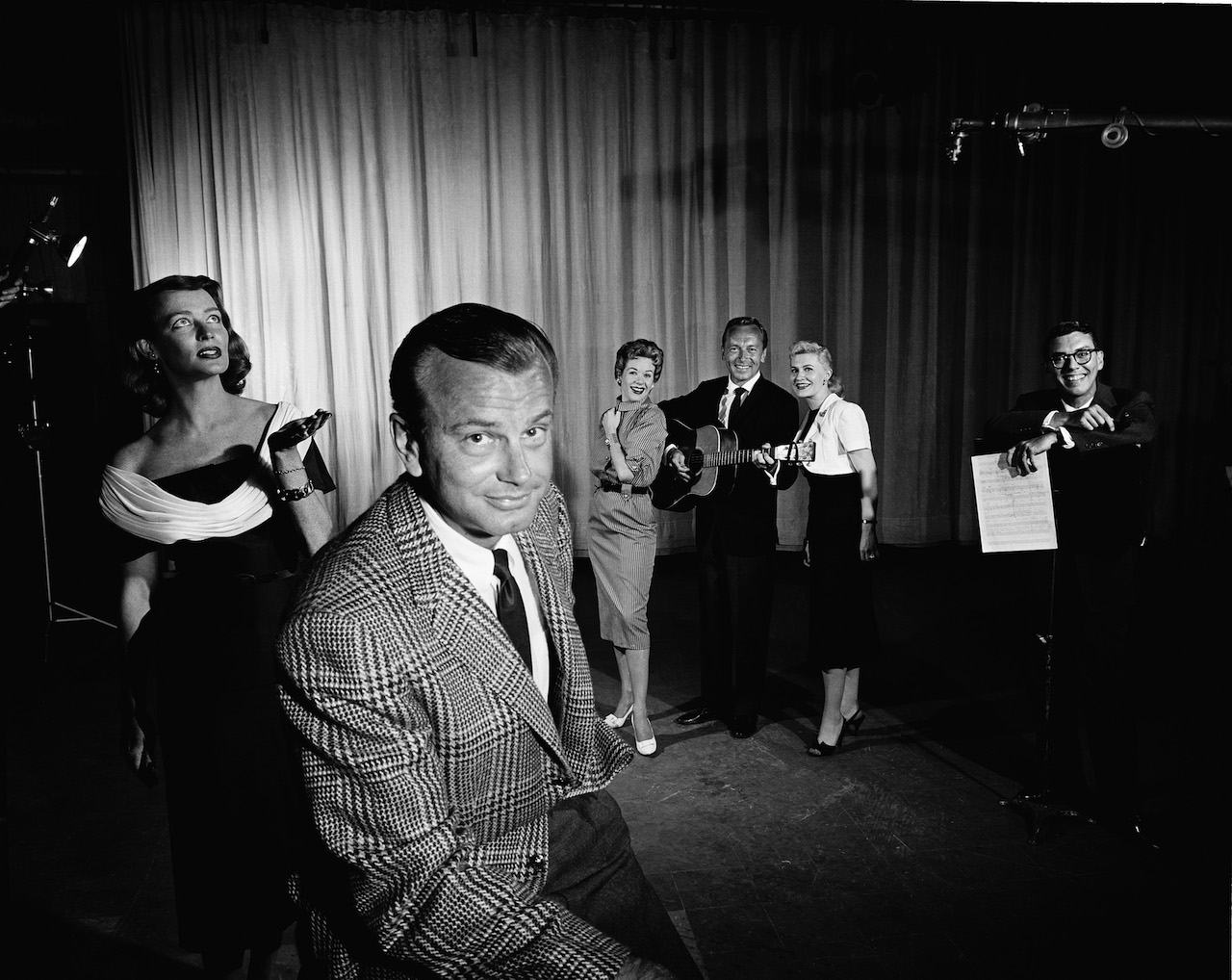 Photo en noir et blanc du casting de