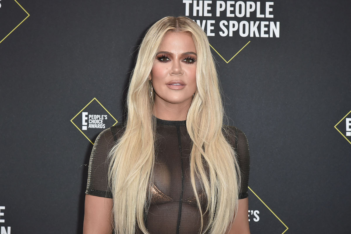 Khloé Kardashian pose lors d'un événement.