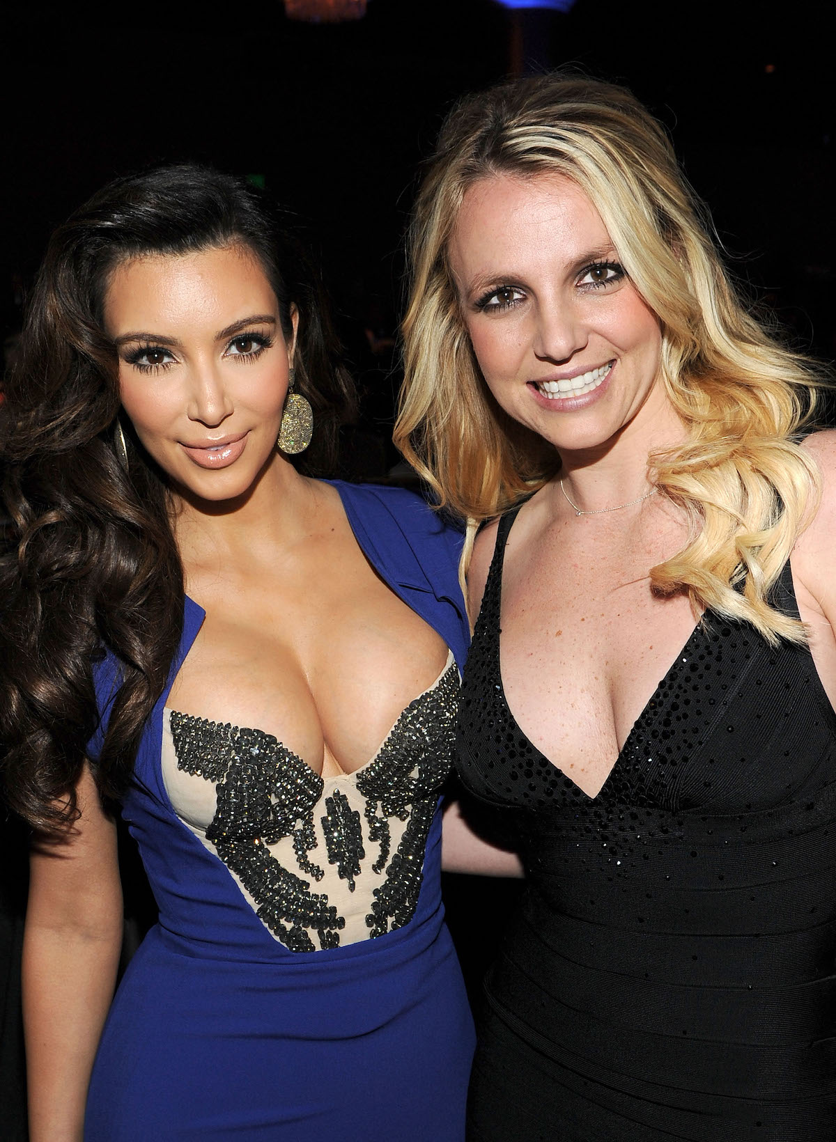 Kim Kardashian et Britney Spears posent ensemble lors d'un événement.