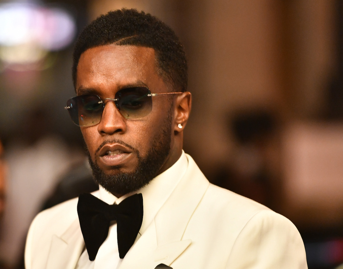 Sean "Diddy" Combs portant un costume blanc