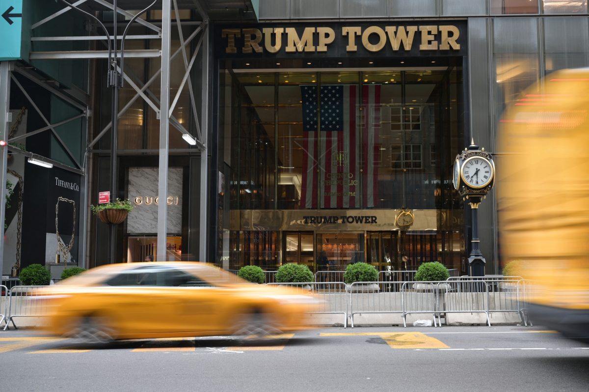 Trafic passant devant le bâtiment de la Trump Tower à Manhattan