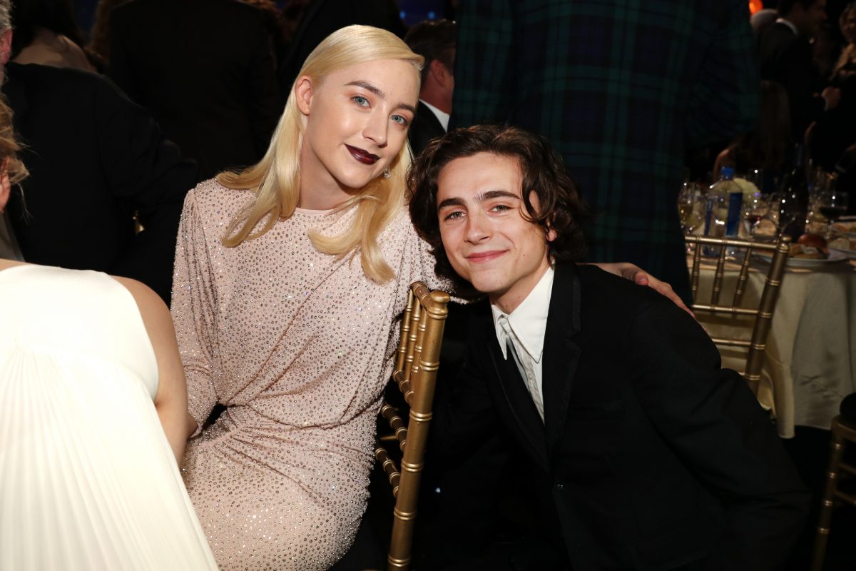 'Lady Bird' met en vedette Saoirse Ronan et Timothée Chalamet aux Critics' Choice Awards avec Chalamet agenouillé à côté de la chaise de Ronan