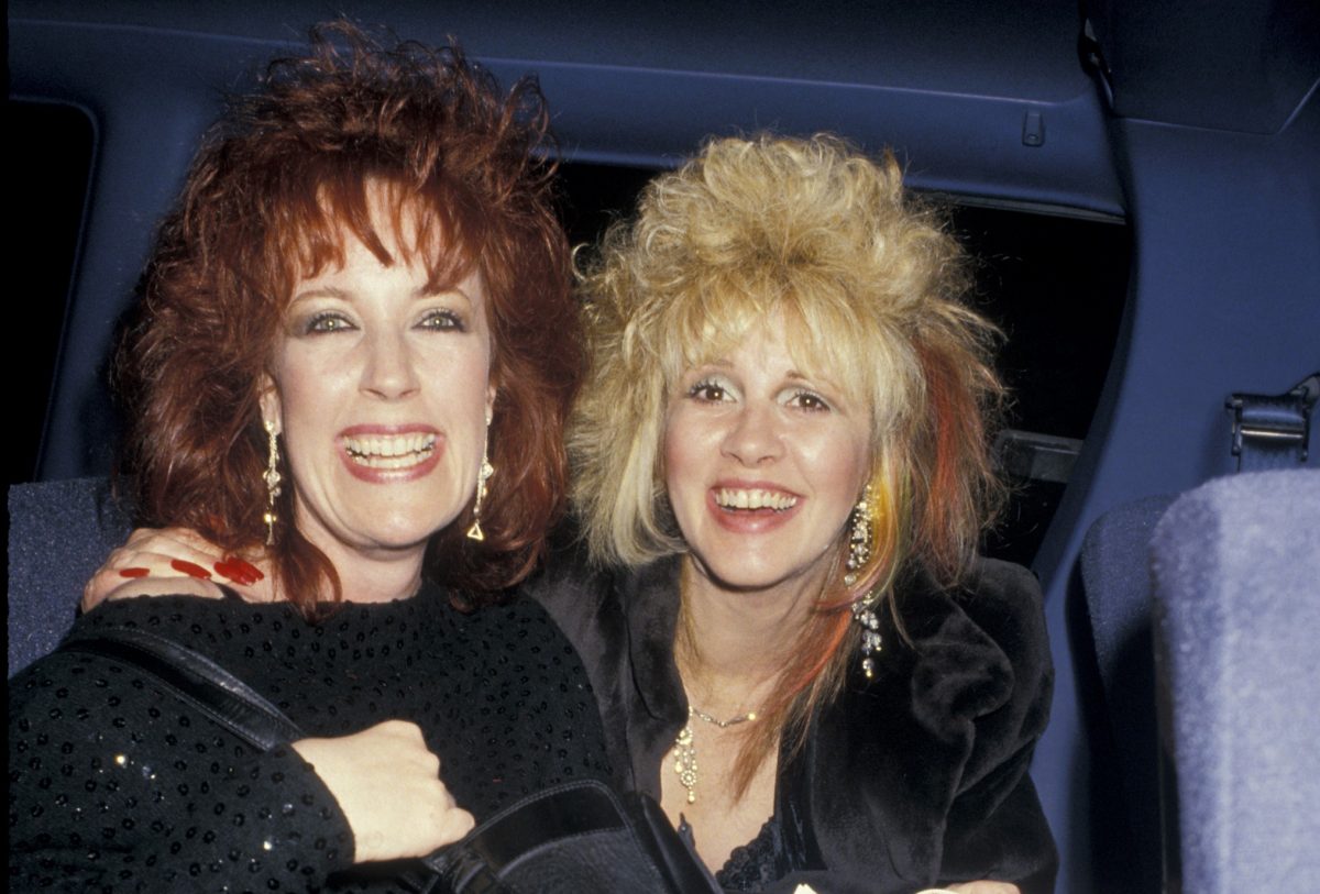 Stevie Nicks et un ami portent du noir et sont assis ensemble dans une voiture.