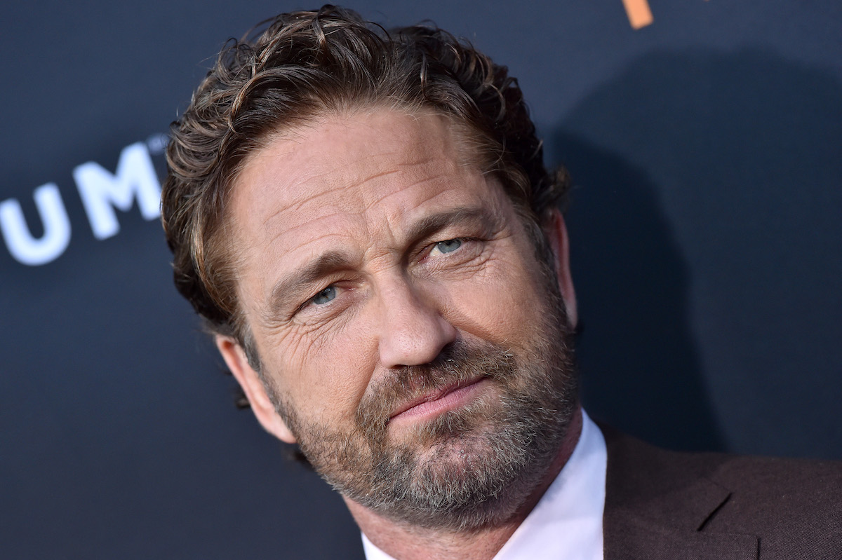 Gerard Butler pose lors d'un événement.