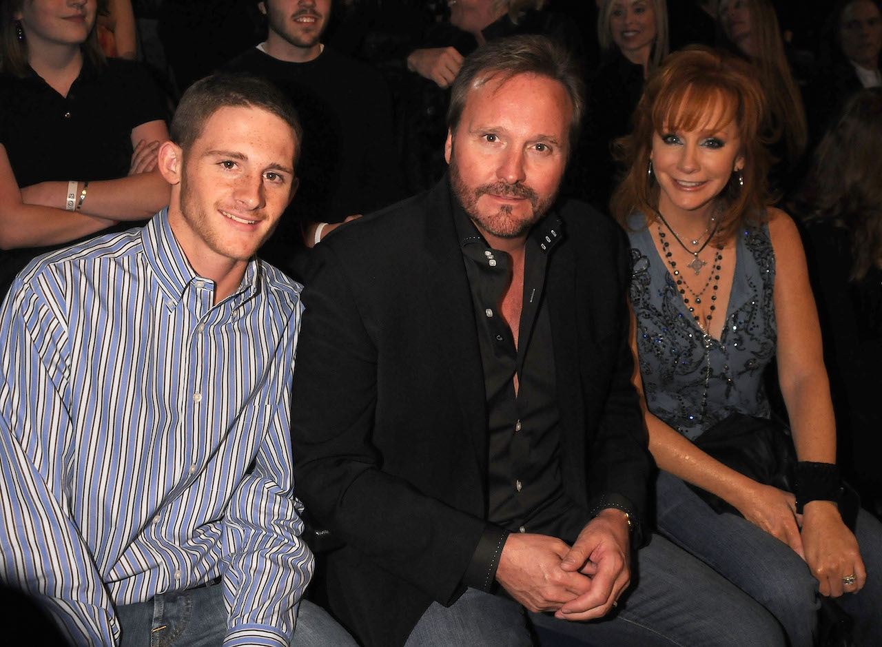 (LR) Shelby Blackstock est assise à côté de ses parents, Narvel Blackstock et Reba McEntire