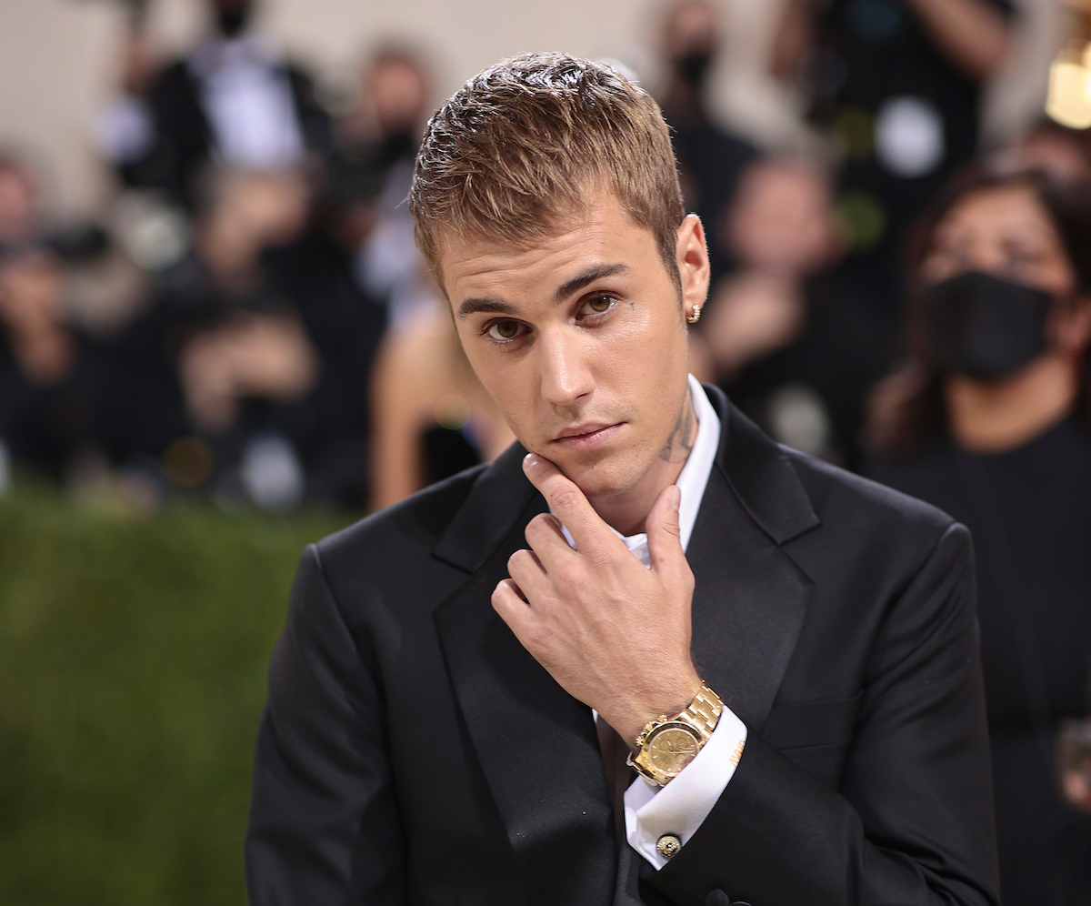Justin Bieber pose au Met Gala 2021.