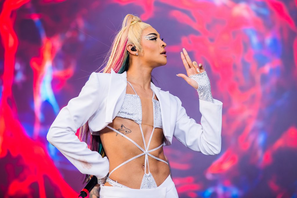 Pabllo Vittar vêtu de blanc