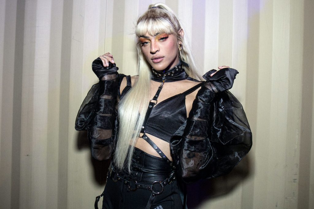 Pabllo Vittar vêtu de noir