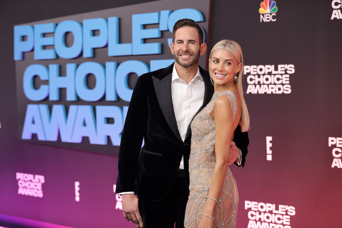 Tarek El Moussa et Heather Rae Young posent ensemble lors d'un événement.