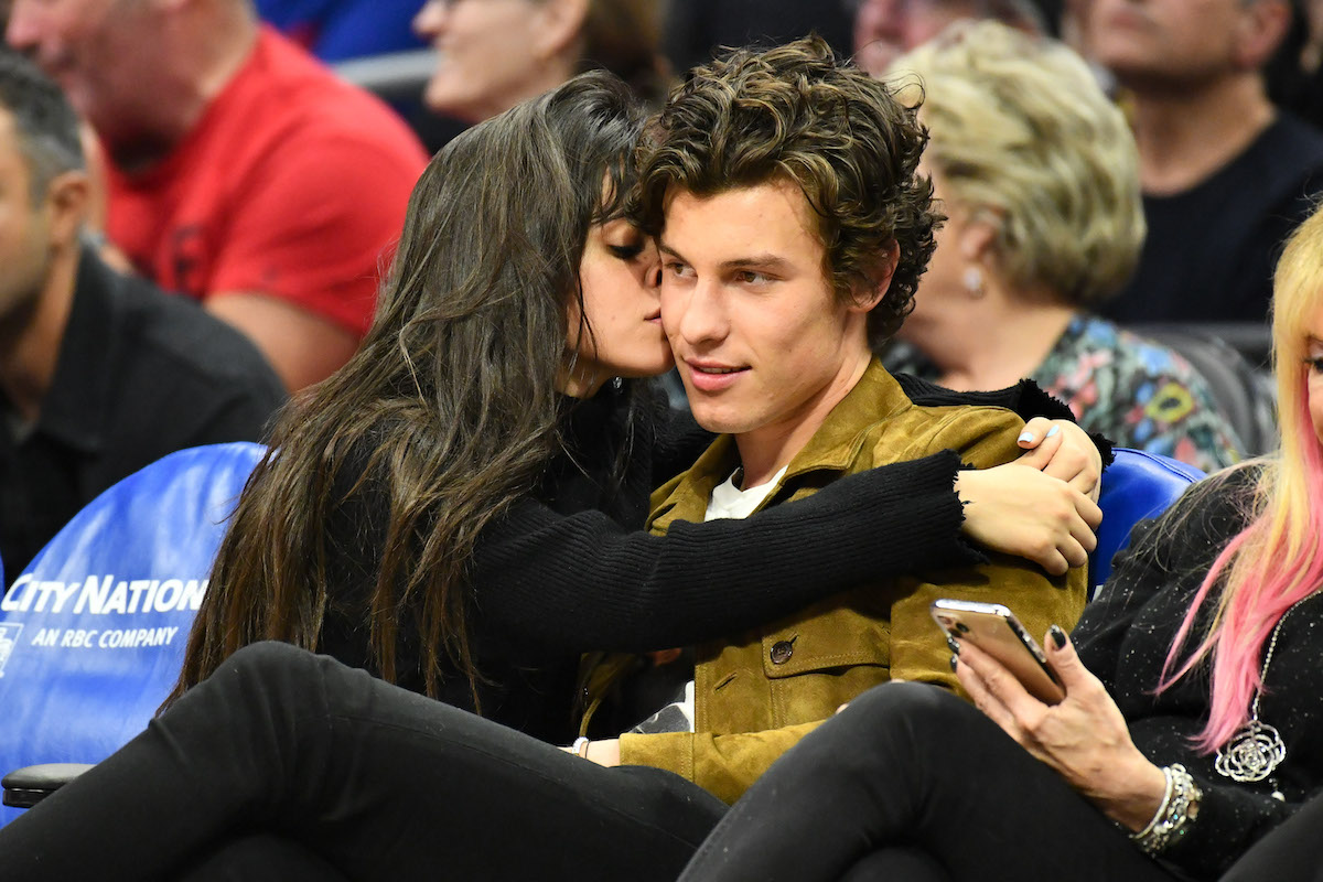 Camila Cabello embrasse Shawn Mendes lors d'un événement.