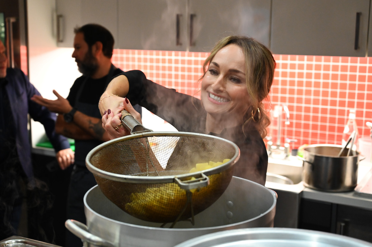 Giada De Laurentiis draine l'eau d'une marmite de pâtes cuites