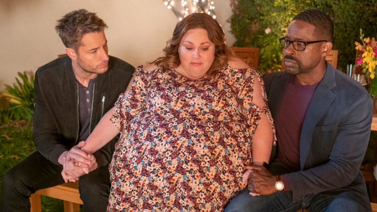 Justin Hartley dans le rôle de Kevin et Sterling K. Brown dans le rôle de Randall réconfortent Chrissy Metz dans le rôle de Kate dans 