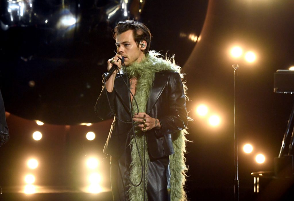Vêtu d'une tenue en cuir noir avec un boa de plumes vertes enroulé autour du cou, Harry Styles se produit lors de la 63e cérémonie annuelle des Grammy Awards à Los Angeles.
