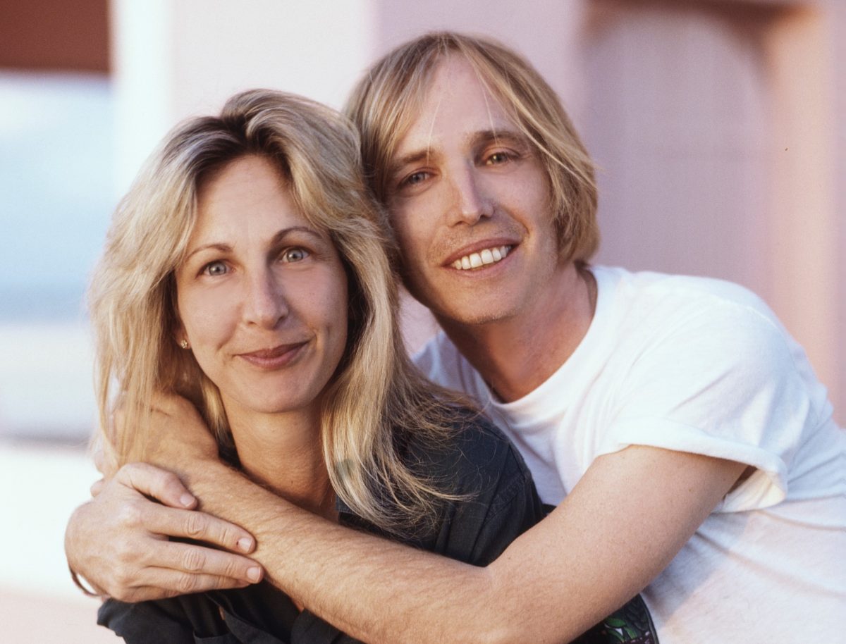 Tom Petty enroule ses bras autour de sa première femme Jane Benyo