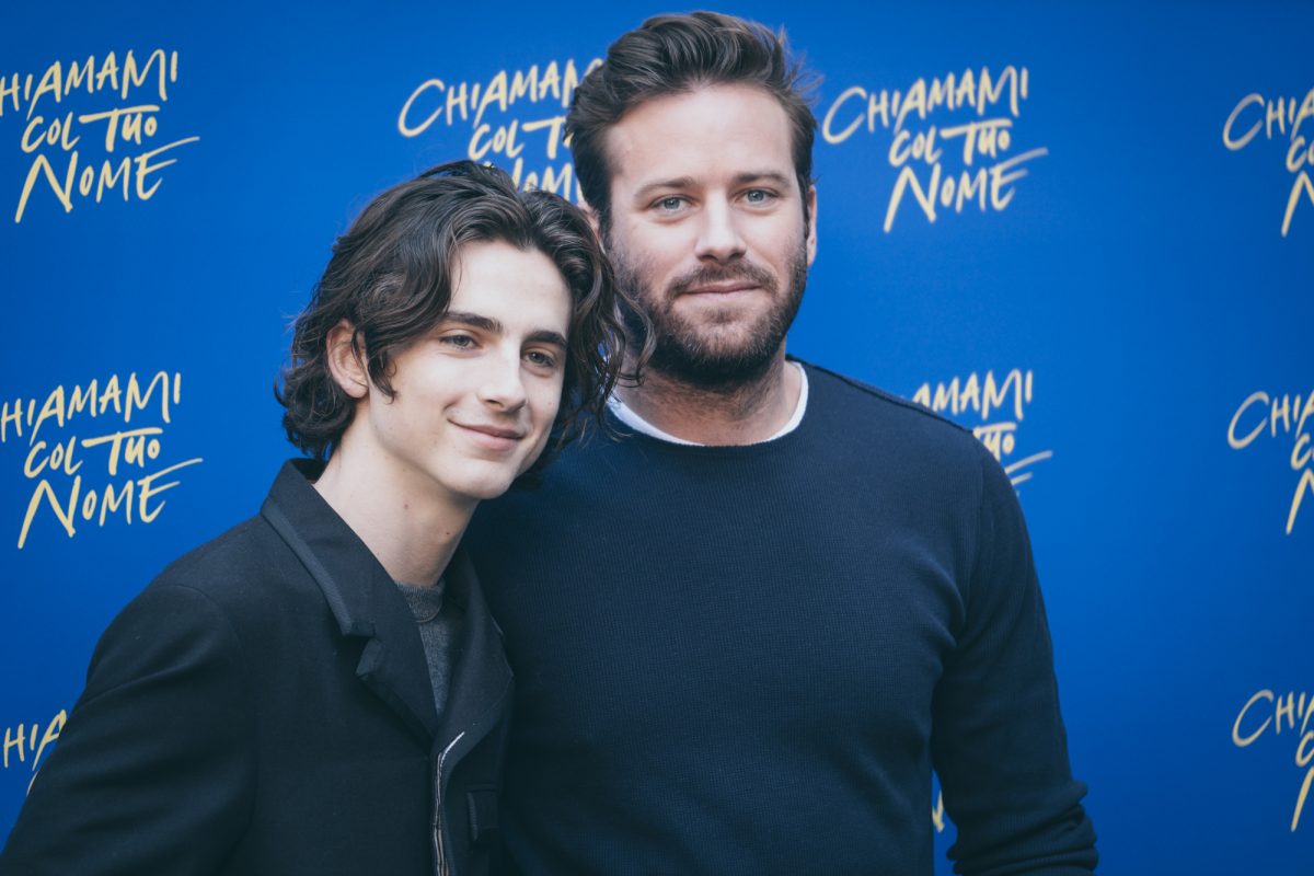 'Appelez-moi par votre nom' Timothée Chalamet et Armie Hammer souriant devant une marche bleue et répétez avec le titre du film dessus