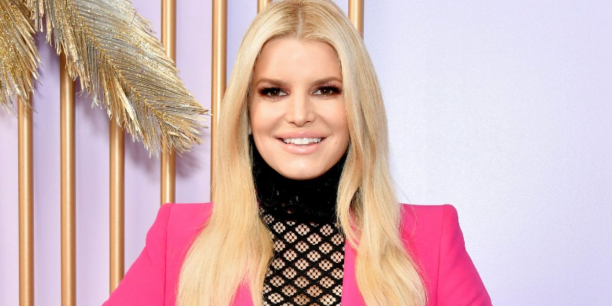 Jessica Simpson porte une veste rose, ose pour une photo en 2020.