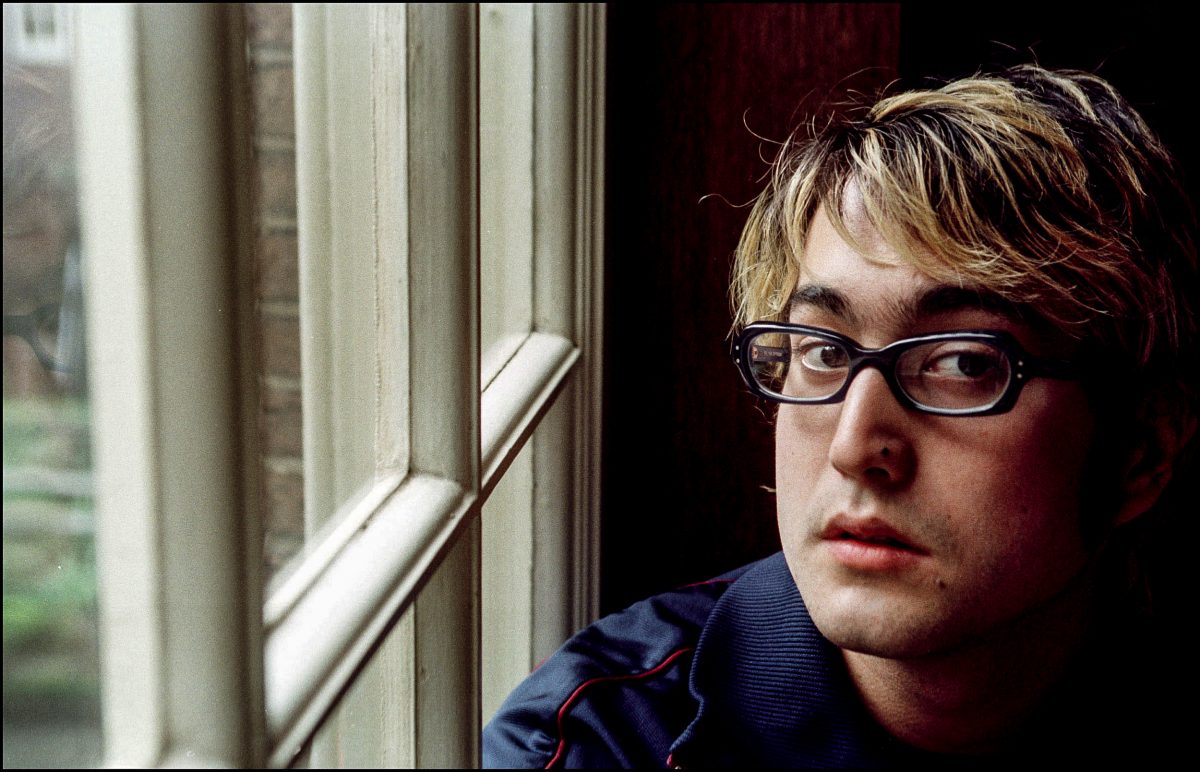 Le fils de John Lennon, Sean Ono Lennon, près d'une fenêtre