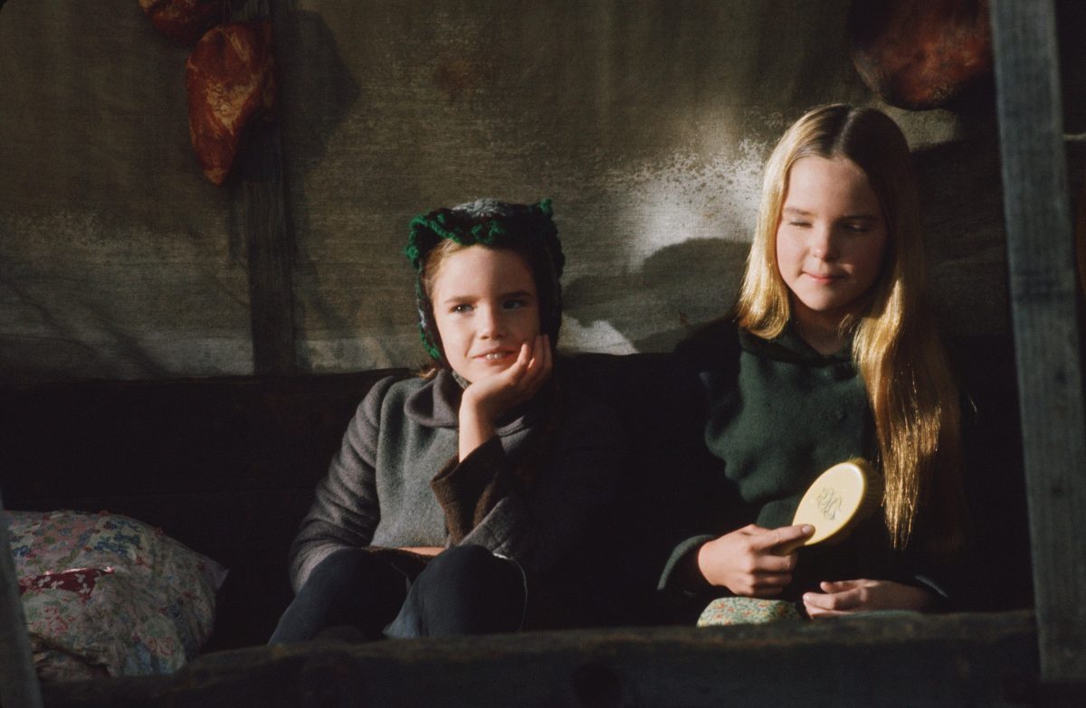 Melissa Gilbert et Melissa Sue Anderson jouent Laura et Mary Ingalls sur le tournage de La petite maison dans la prairie.