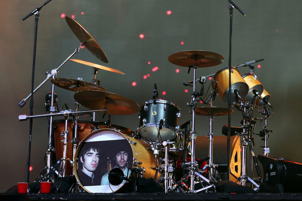 Le kit de batterie de Taylor Hawkins avec une photo des frères Gallagher dessus lors du Reading Festival en 2019.
