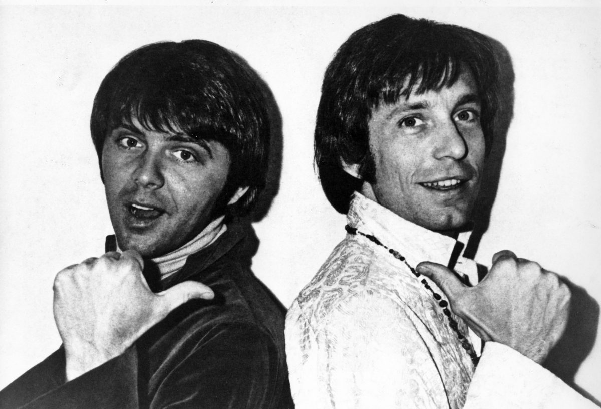 Tommy Boyce et Bobby Hart de Boyce & Hart se pointant du doigt