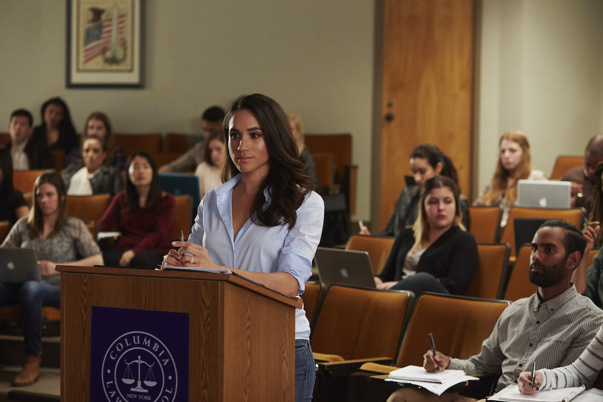 Meghan Markle, dont l'interview d'Oprah a été diffusée en 2021, se tient sur un podium dans une scène de 