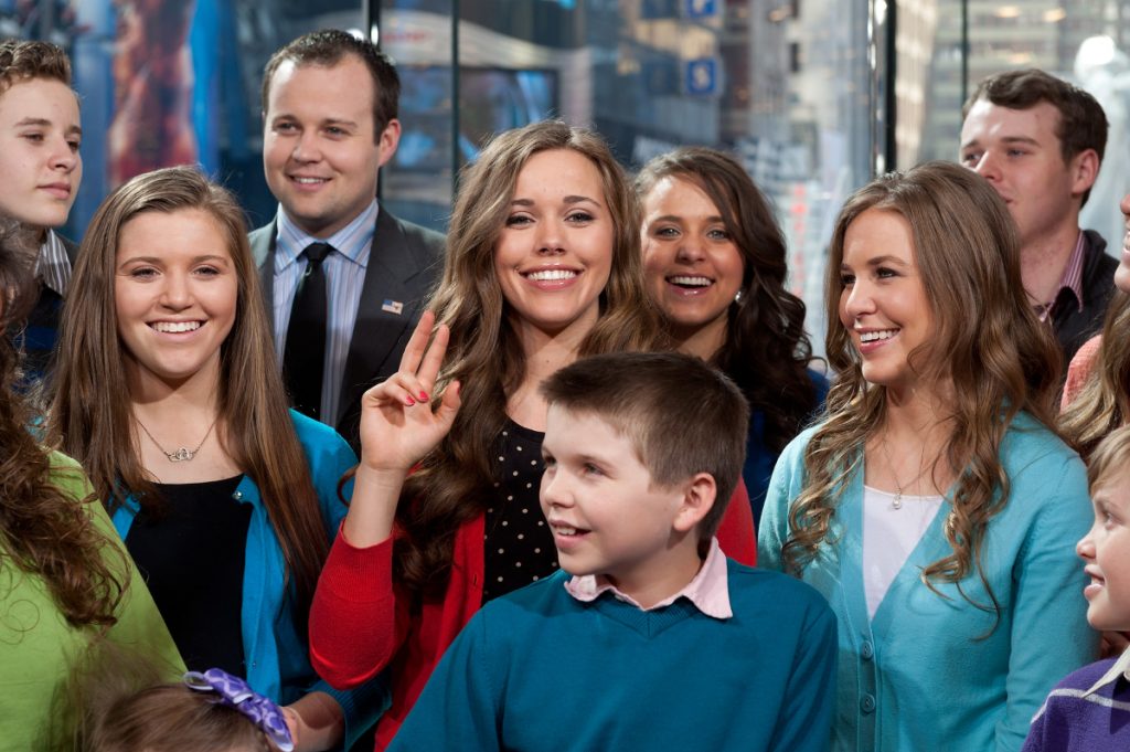 Josh Duggar avec la famille Duggar, y compris certaines de ses victimes Joy-Anna Forsyth, Jessa Seewald et Jinger Vuolo