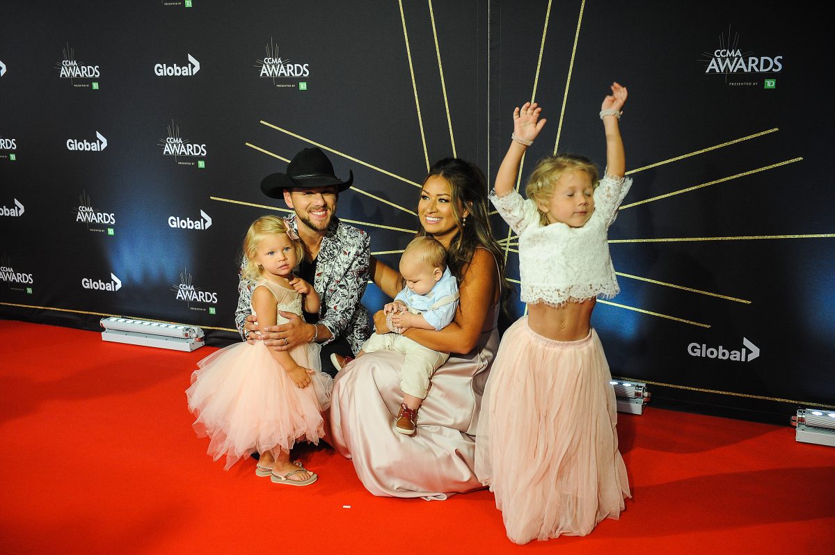 Brett Kissel, chanteur de 'Ain't The Same' avec sa femme et ses enfants sur le tapis rouge