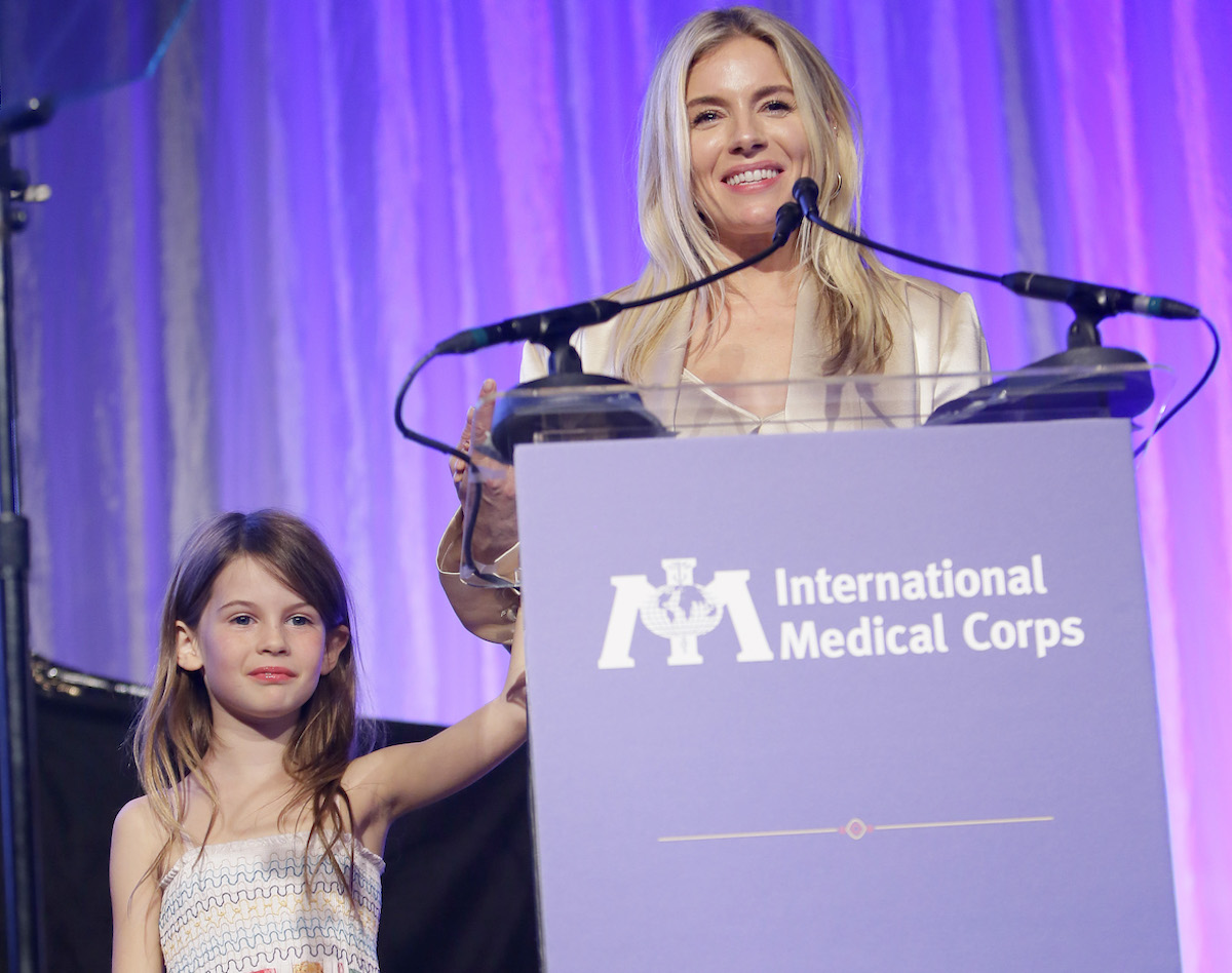 Marlowe, la fille de Sienna Miller, aux côtés de l'acteur sur scène