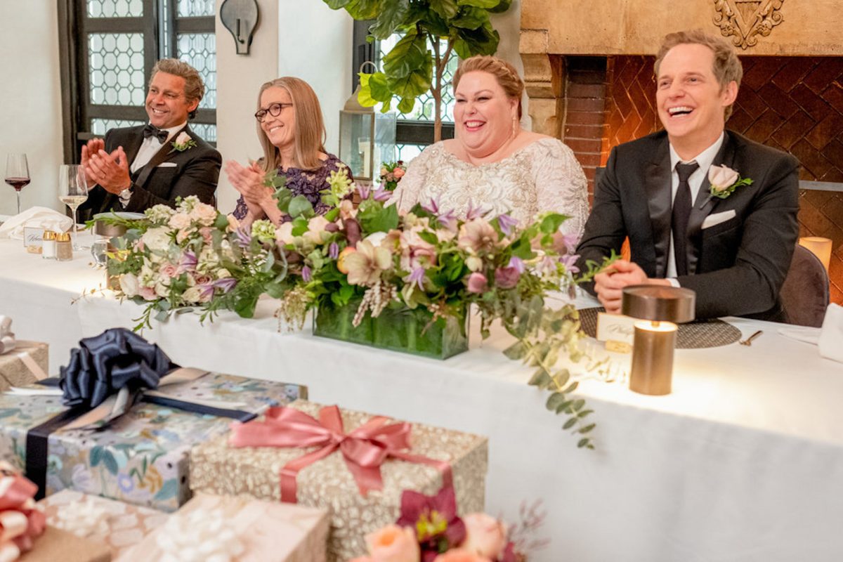 Miguel, Rebecca, Kate et Phillip assis à une table au mariage de Kate dans 