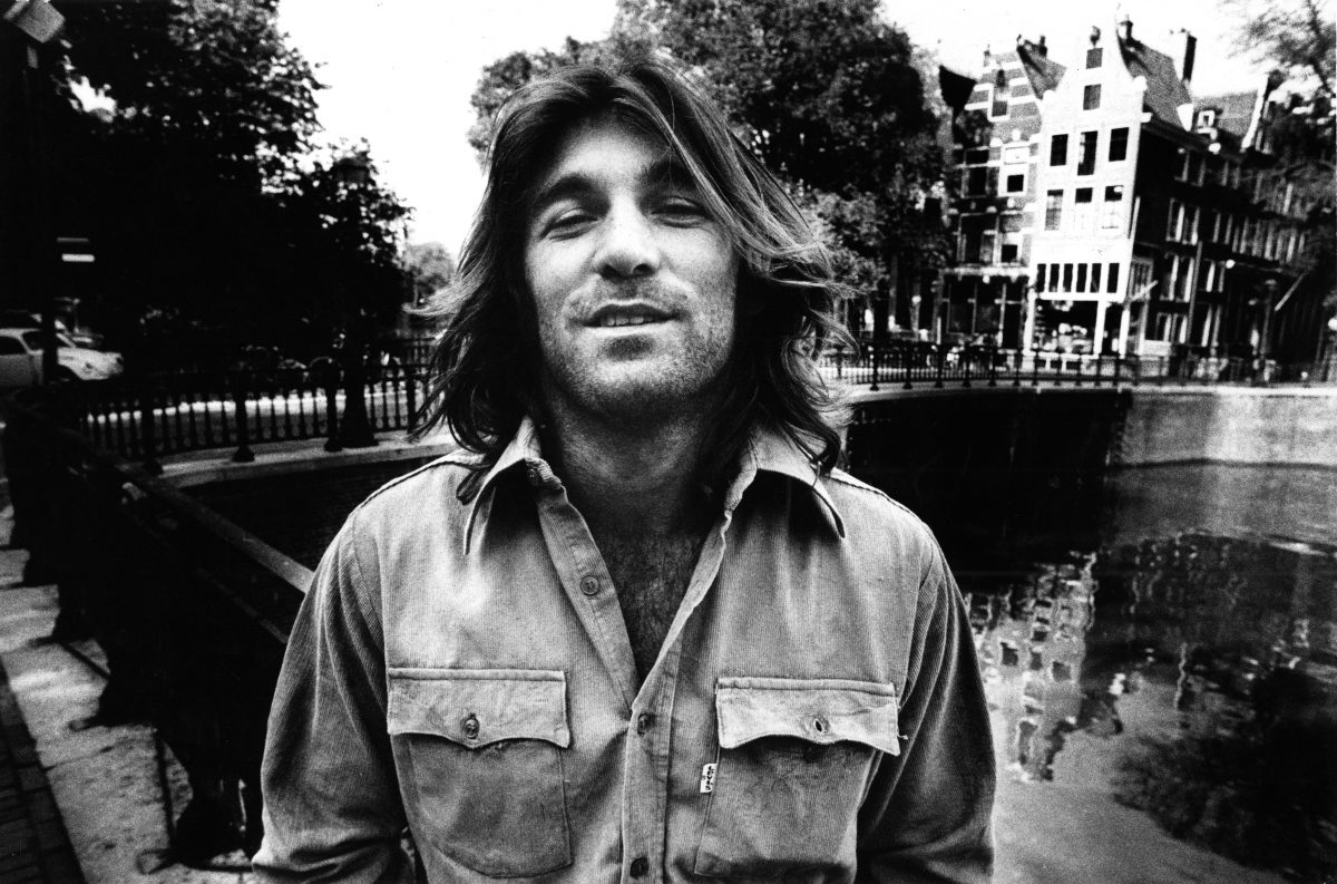 Dennis Wilson des Beach Boys près de l'eau