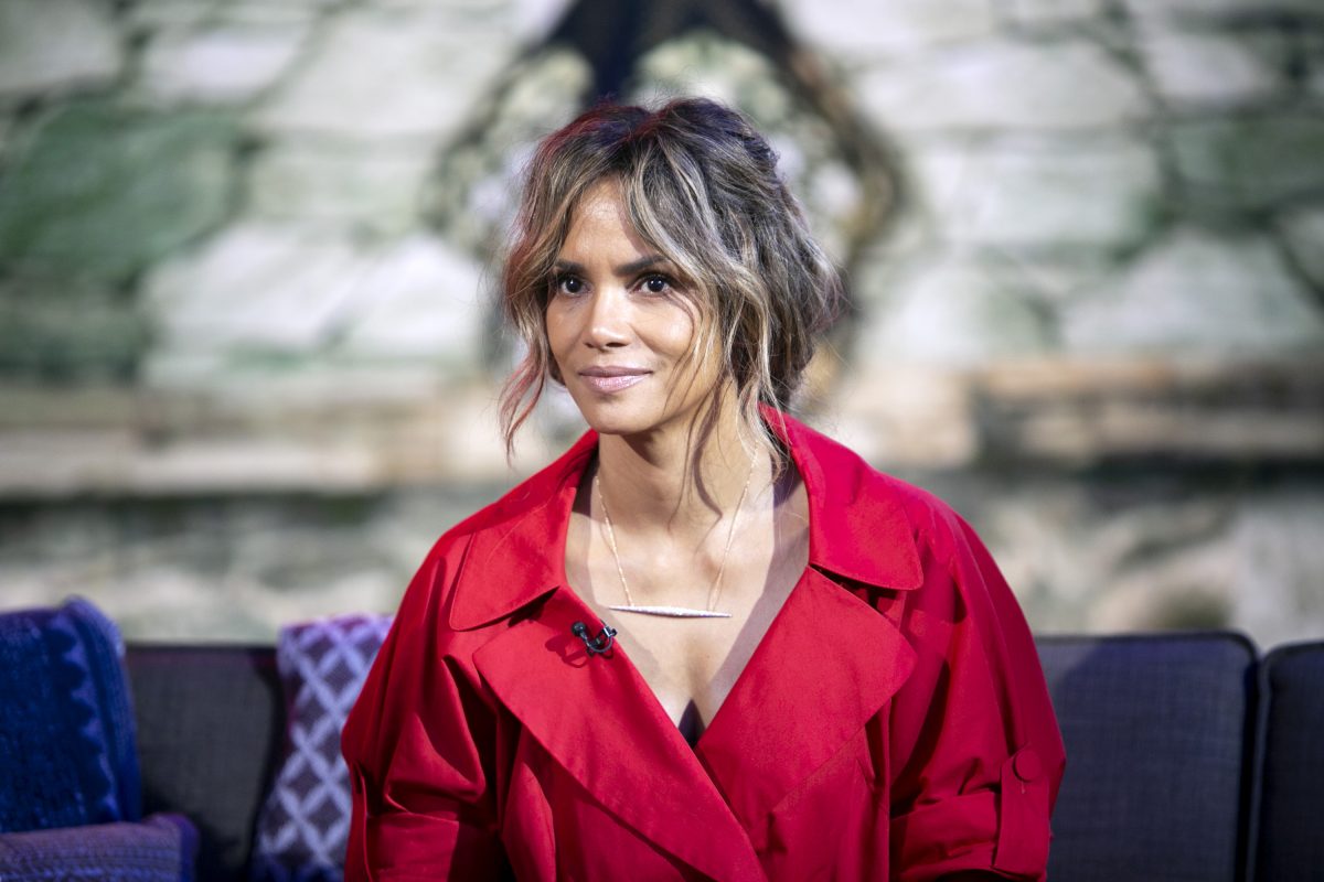 Halle Berry sur AUJOURD'HUI portant une tenue rouge accessoirisée avec un collier et la plupart des cheveux ramenés en arrière