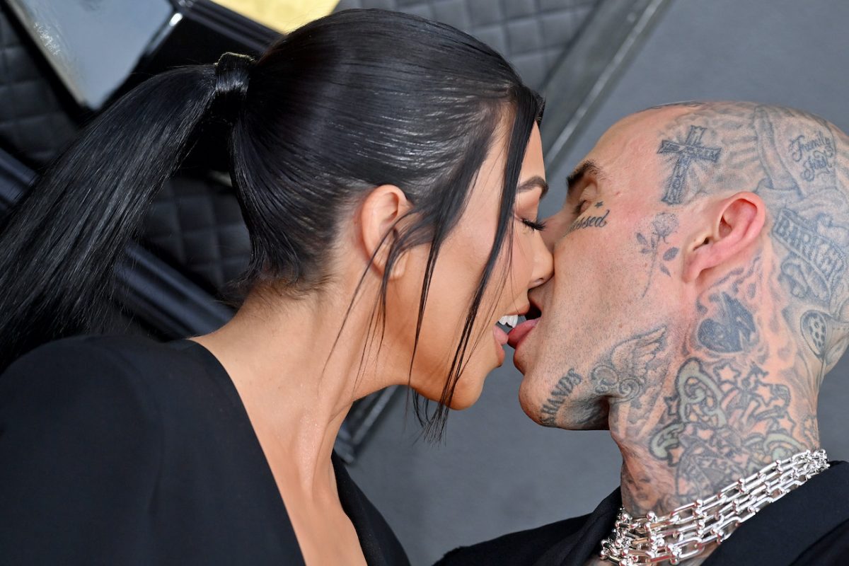 Kourtney Kardashian et Travis Barker s'embrassent aux Grammys 2022 quelques heures avant leur mariage à Las Vegas