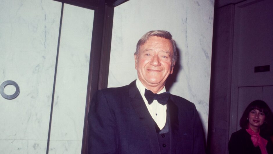 John Wayne a plaisanté en disant qu&rsquo;il frapperait quiconque ne chante pas aux Oscars de 1973