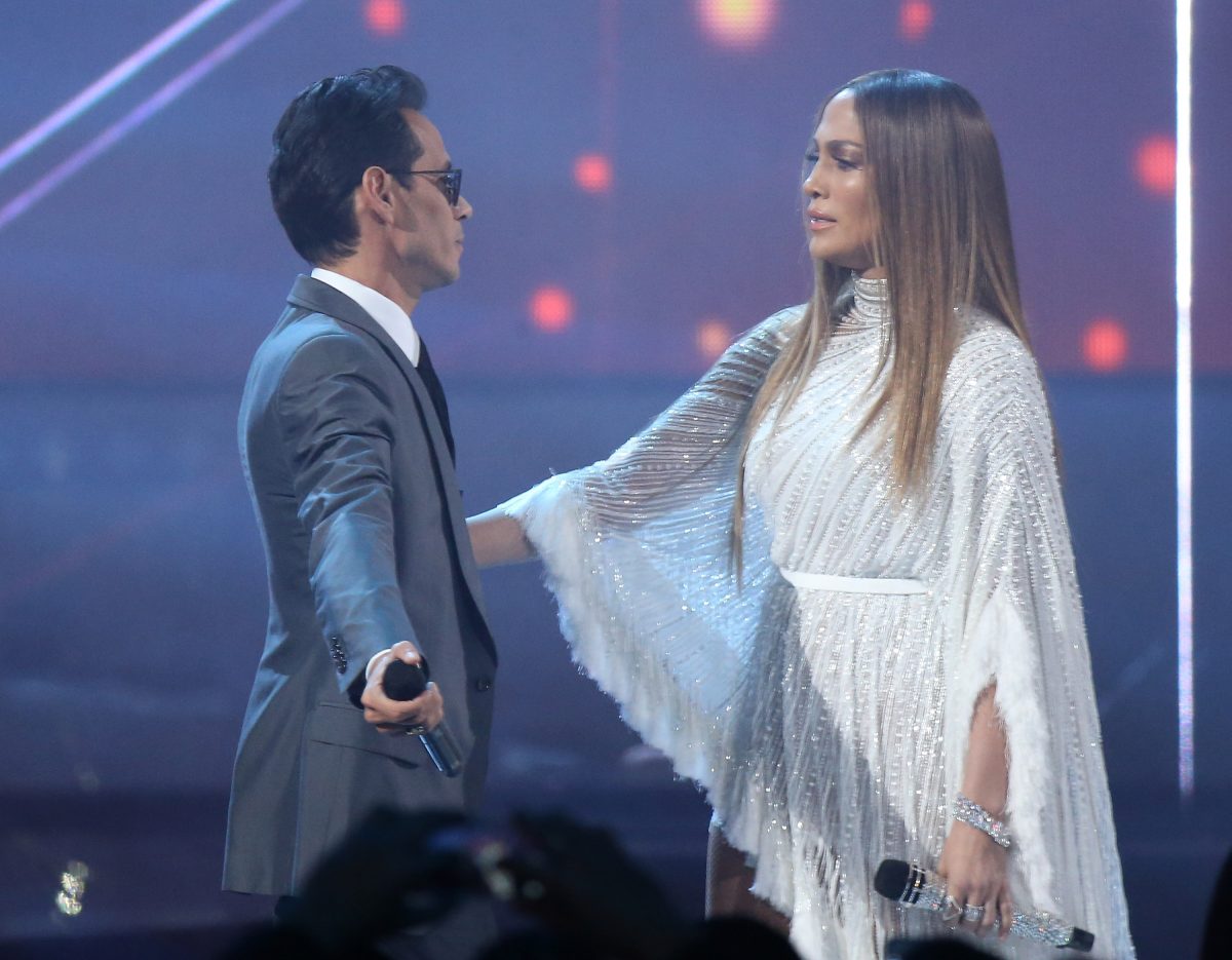 Jennifer Lopez et Marc Anthony chantent lors d'un concert.