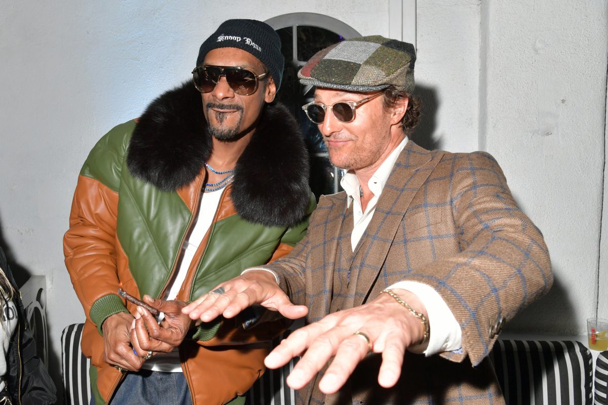 'The Beach Bum' stars Snoop Dogg et Matthew McConaughey honorant le film célébrant le 420e jour portant des lunettes de soleil et des chapeaux lors d'une fête