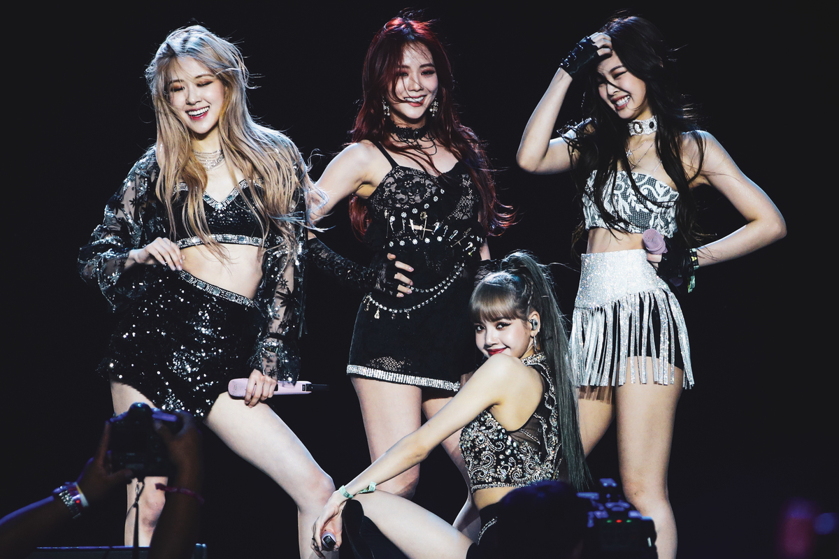 Les membres de Blackpink posent sur scène à Coachella à Indio, en Californie.