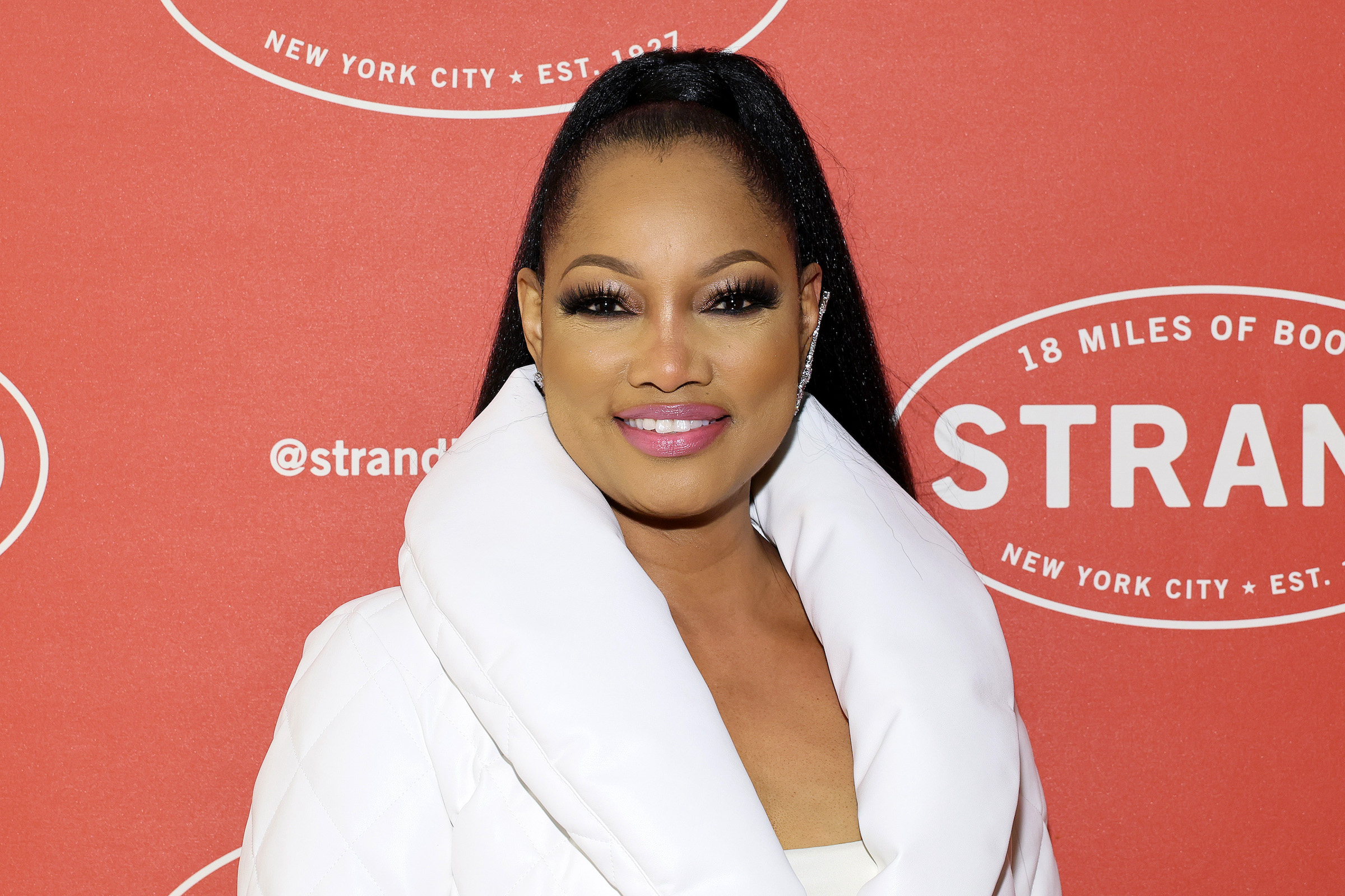 Garcelle Beauvais portant un manteau de fourrure blanc