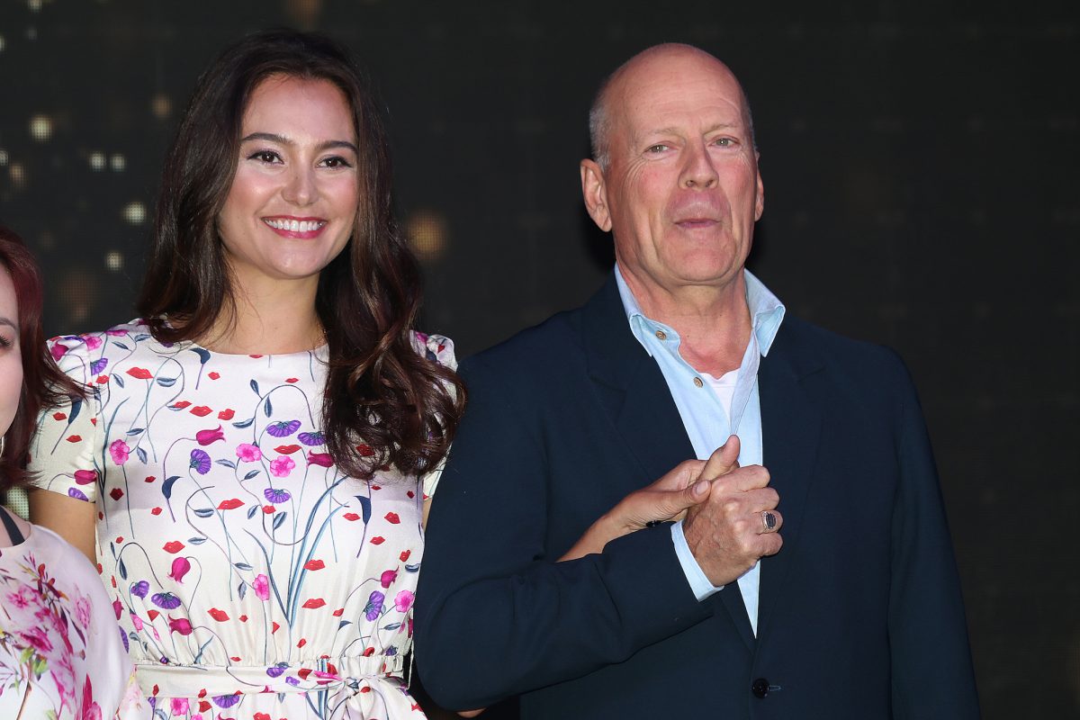 Bruce Willis et Emma Heming Willis ensemble lors d'un événement et souriant