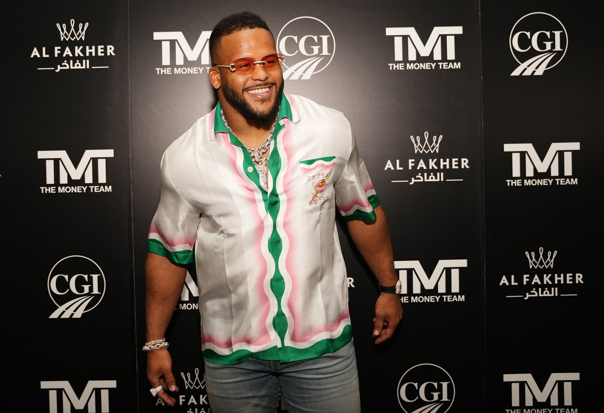 Aaron Donald, qui vient de vendre son Calabasas Mansion, pose pour une photo à l'anniversaire de Floyd Mayweather