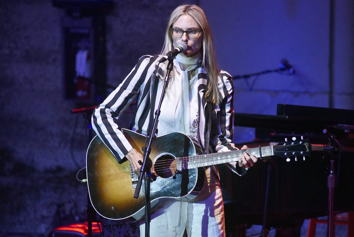 Portant des lunettes et un blazer rayé, Aimee Mann se produit sur scène au Mountain Winery de Saratoga, en Californie.