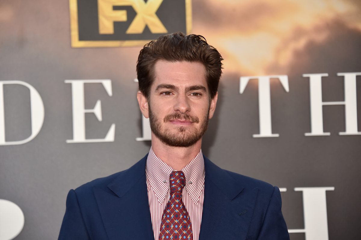 Andrew Garfield, qui a joué aux côtés de Tobey Maguire dans «Spider-Man: No Way Home», porte un costume bleu foncé sur une chemise boutonnée à rayures rose clair et une cravate à motifs rouge foncé.