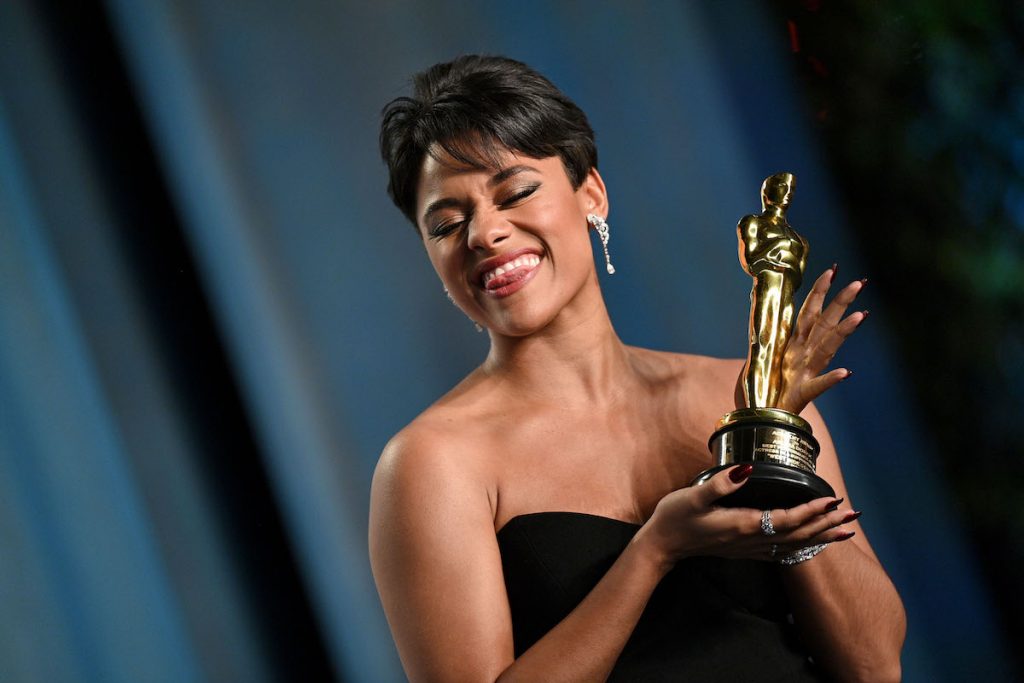Ariana DeBose tient son Oscar de la meilleure actrice dans un second rôle avant la soirée des Oscars Vanity Fair 2022