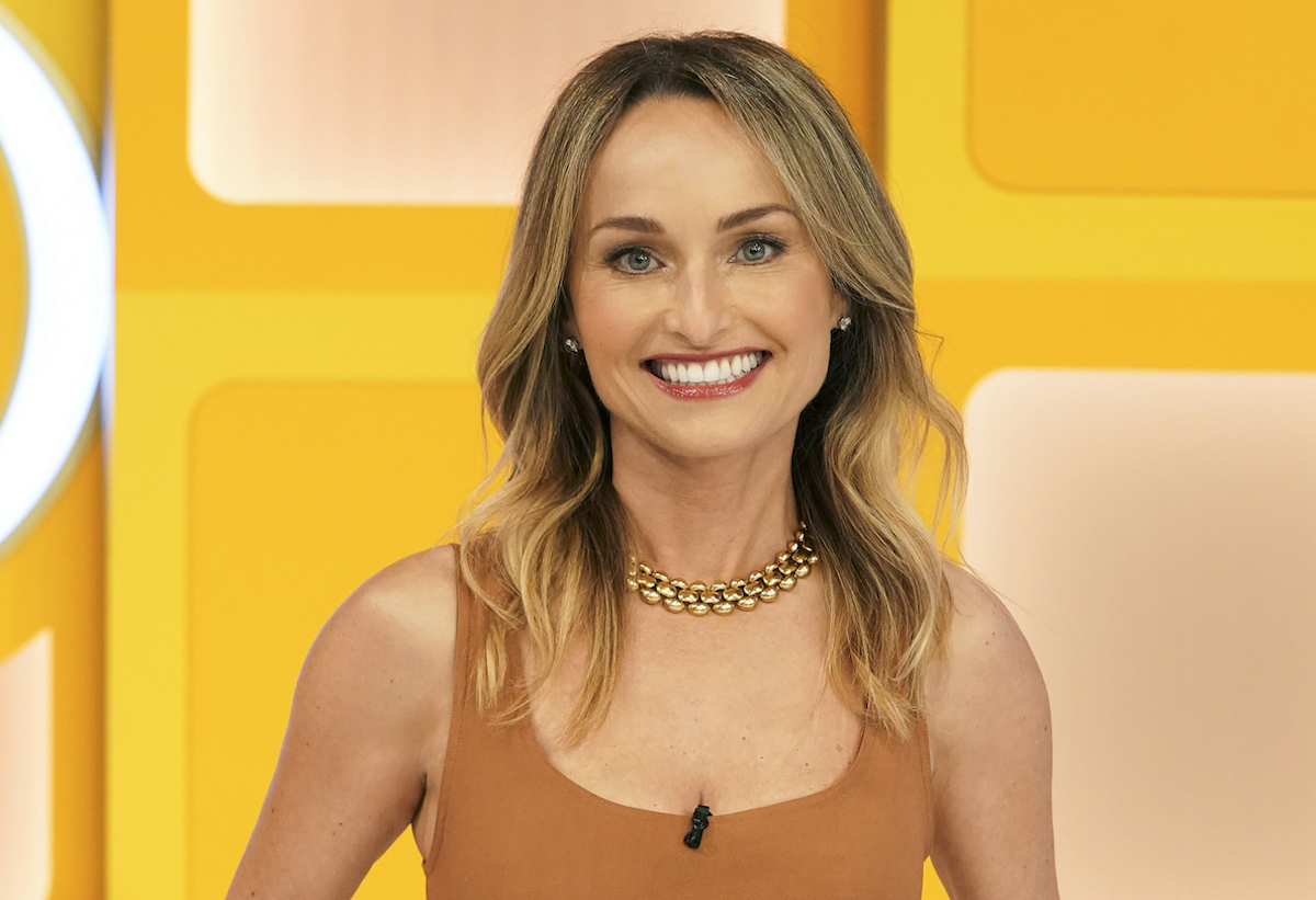 Giada De Laurentiis sourit vêtue d'une chemise beige sur le plateau de 'The Price is Right'