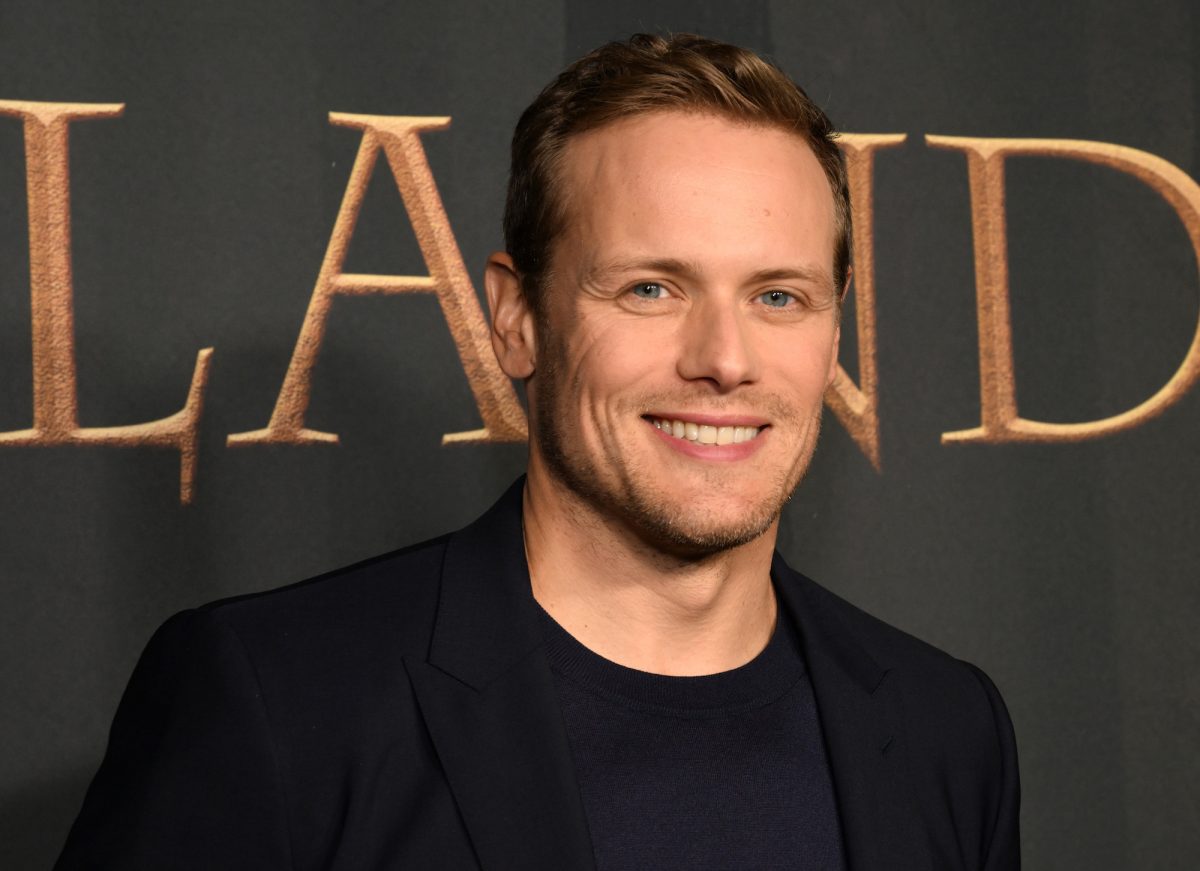 Sam Heughan, star d'Outlander, sourit sur le tapis rouge du FYC