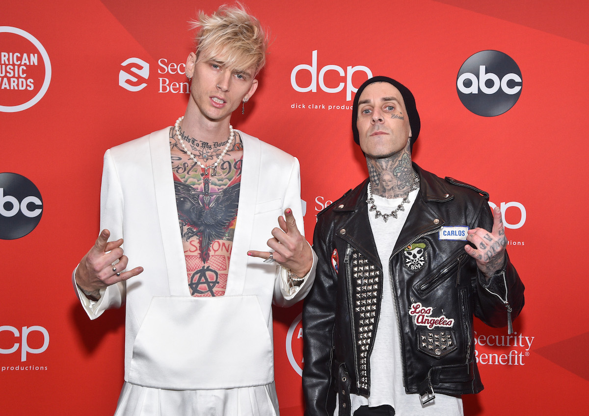 Machine Gun Kelly et Travis Barker devant un fond rouge